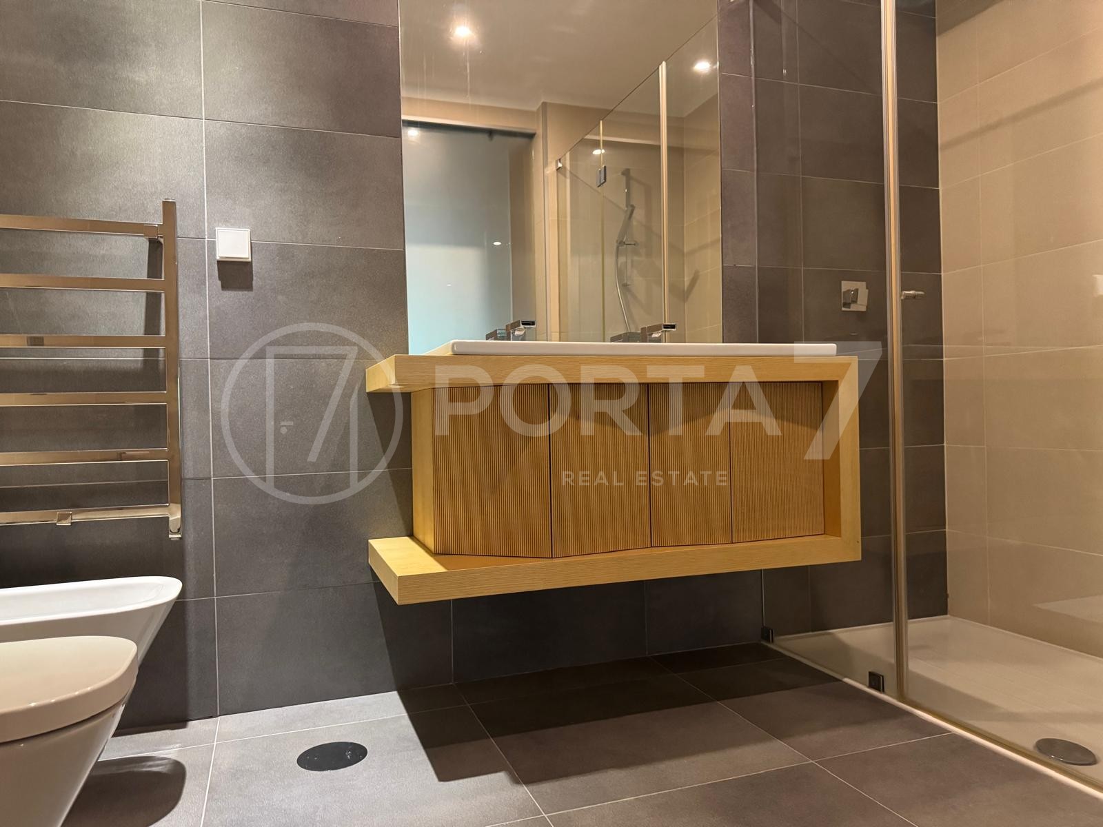Casa de Banho da Suite com lavatório e polibã
