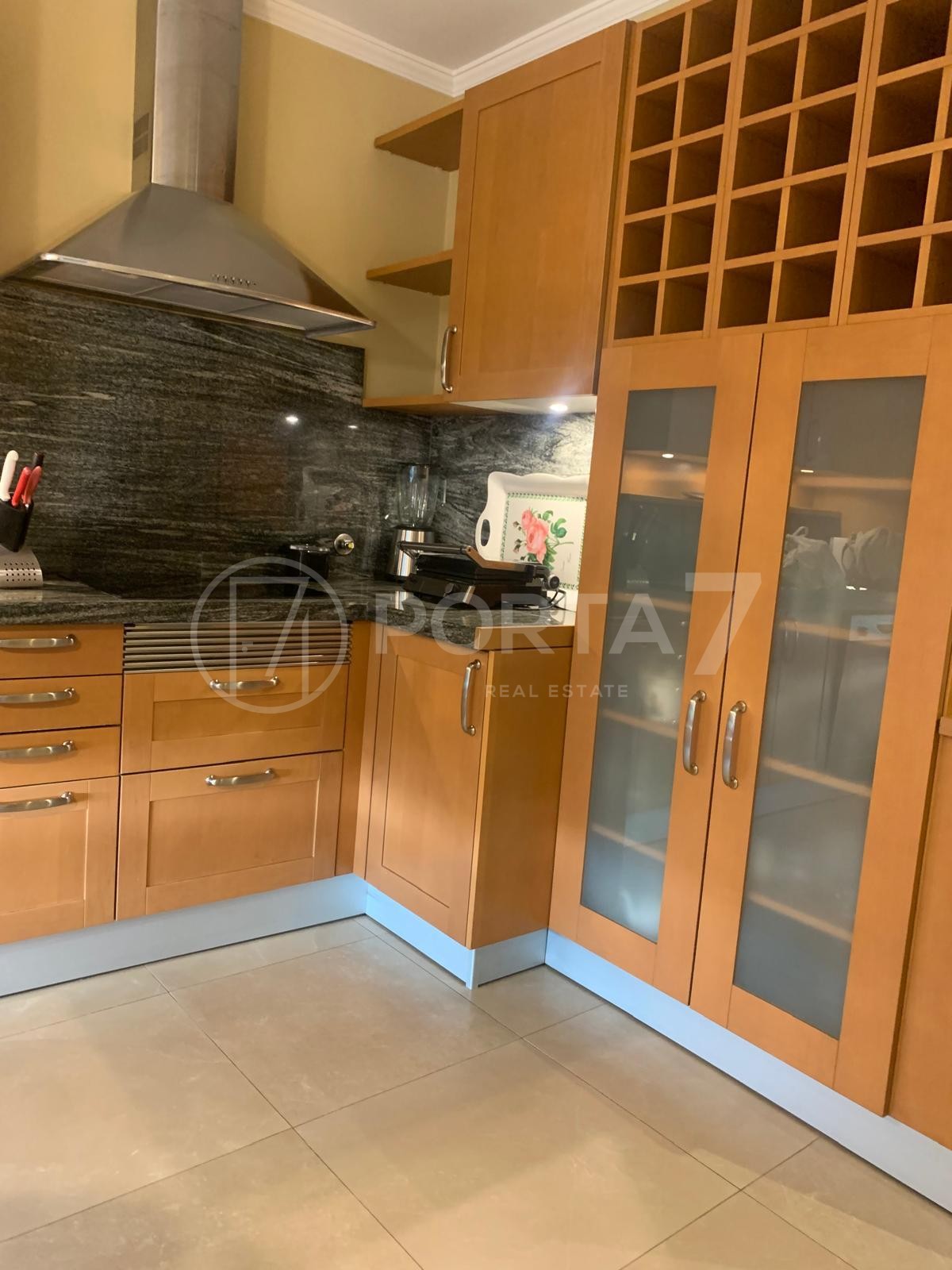 Outra vista da cozinha totalmente equipada com fogão e exaustor