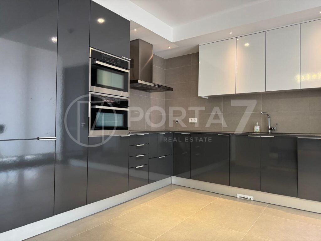 Cozinha totalmente equipada (exaustor, placa, microondas e forno)