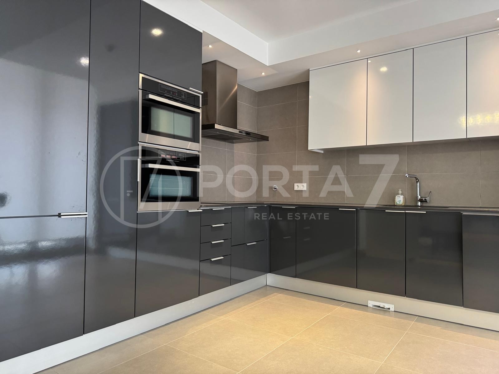 Cozinha totalmente equipada (exaustor, placa, microondas e forno)
