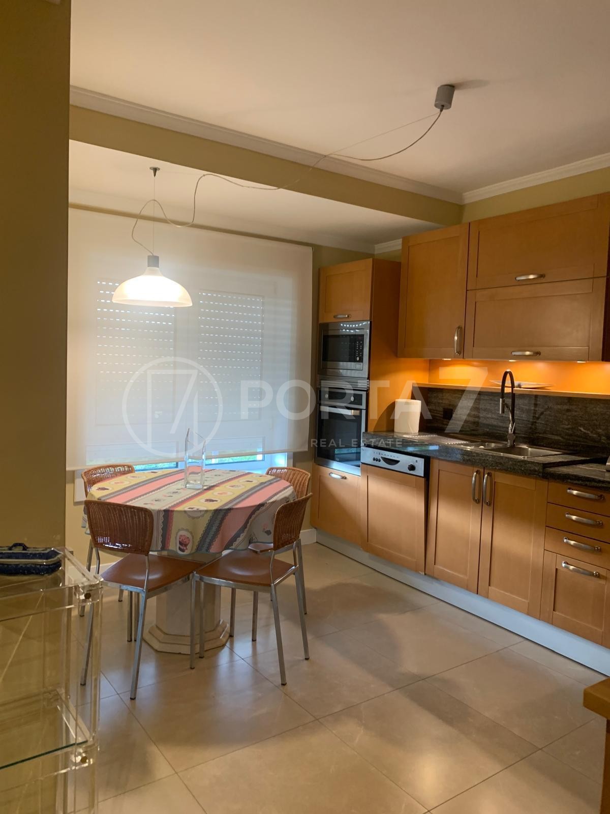 Cozinha totalmente equipada com forno, microondas e máquina de lavar