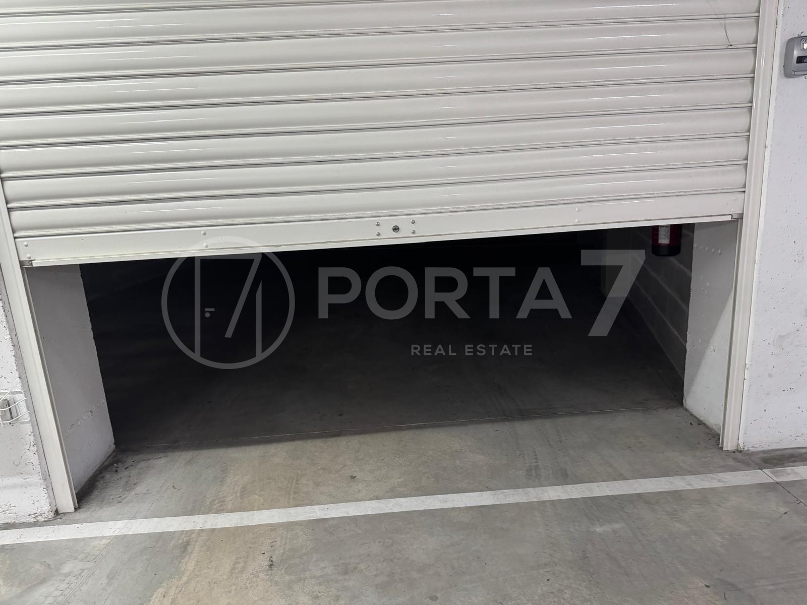 Porta da garagem entre aberta