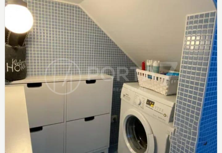 Lavandaria com móveis e máquina de lavar
