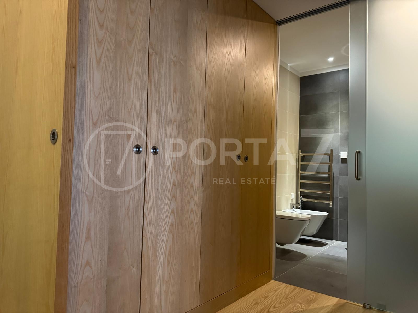 Corredor entre a suite e o WC com armários embutidos