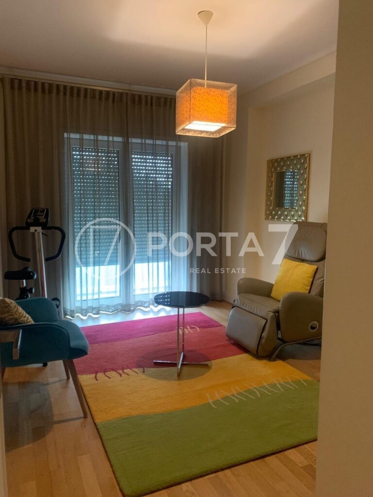 Mais um quarto onde é possível fazer um escritório ou outro quarto