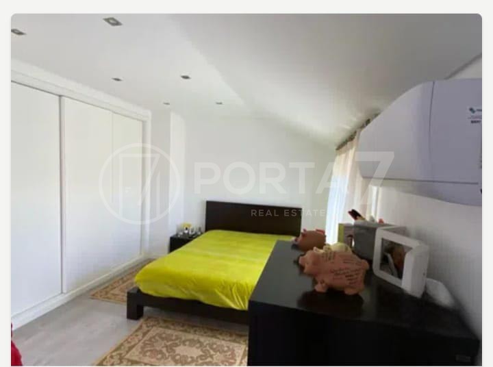 Quarto com cama de casal, cómoda e armário embutidos