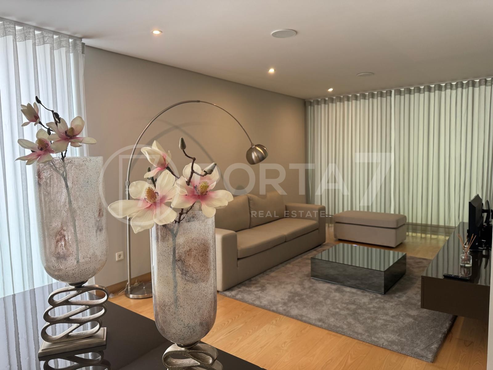 Sala com sofá, móvel para TV e mesa de centro