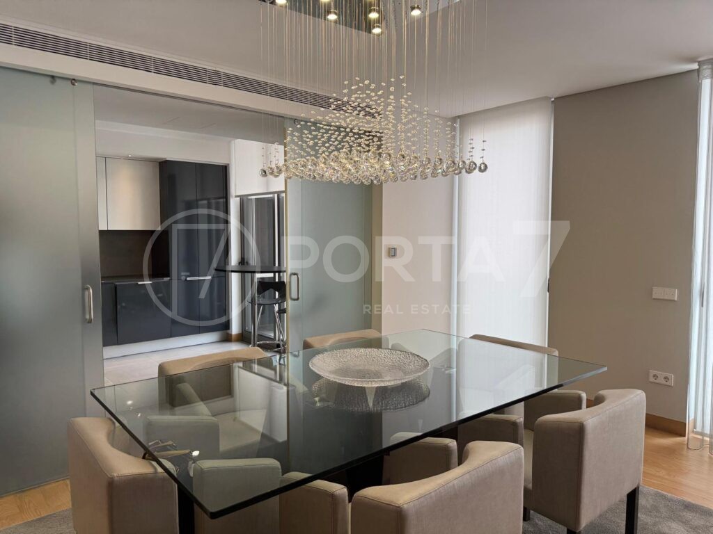 Sala de jantar com visão para a cozinha