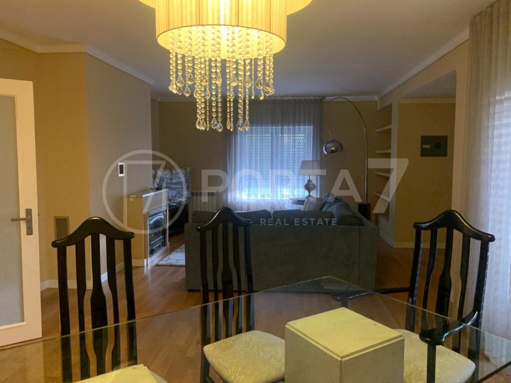 Vista da disposição da sala de estar e de jantar