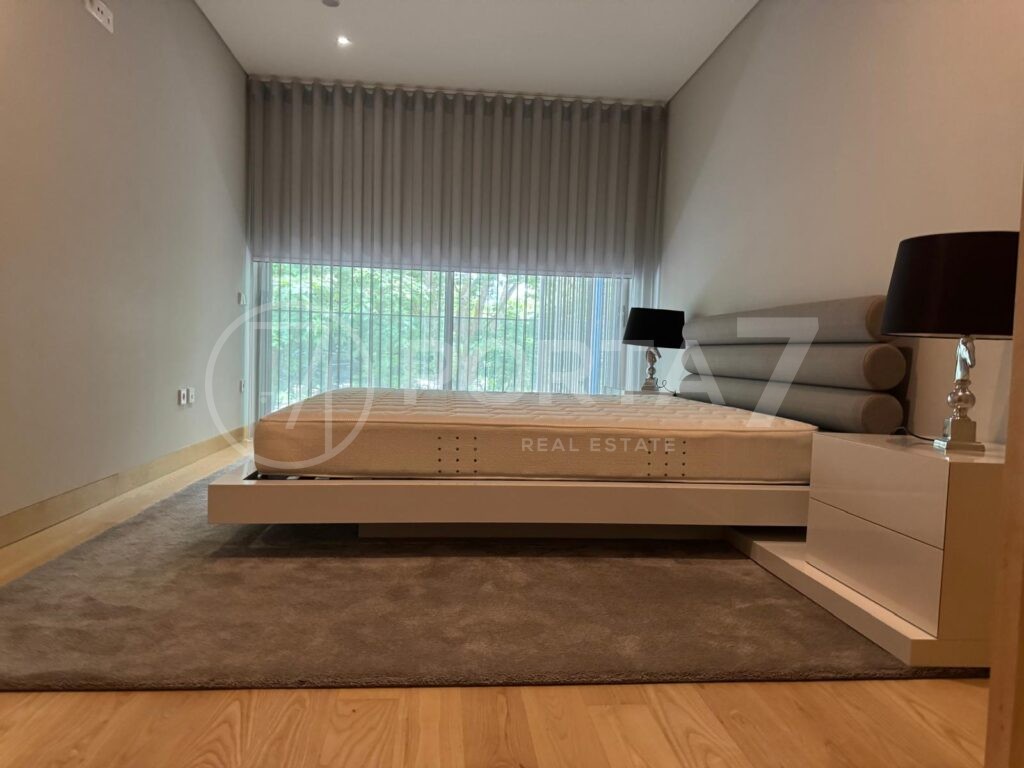 Suite com cama de casal, 2 mesas de cabeceira, 2 candeeiros pretos