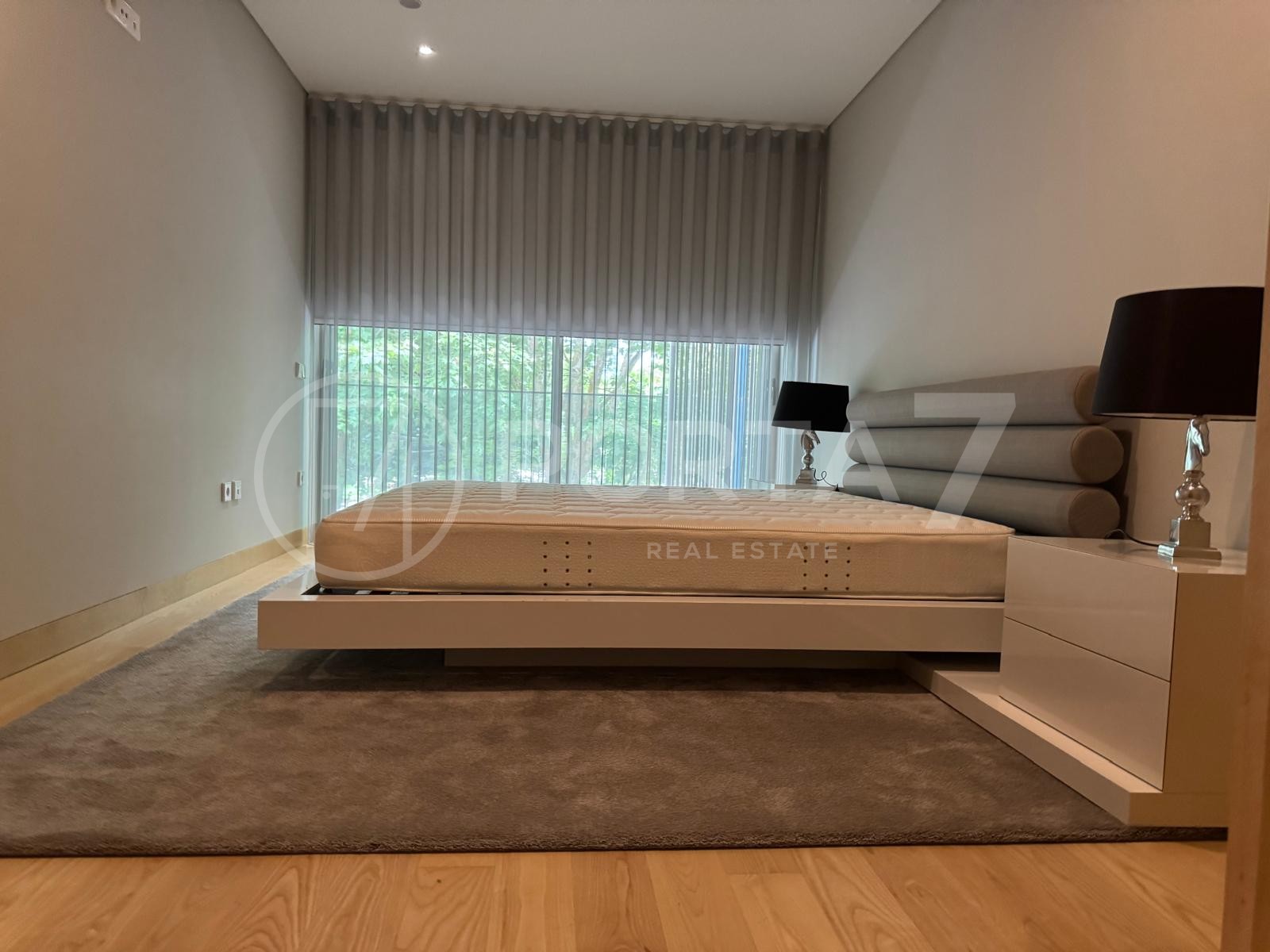 Suite com cama de casal, 2 mesas de cabeceira, 2 candeeiros pretos