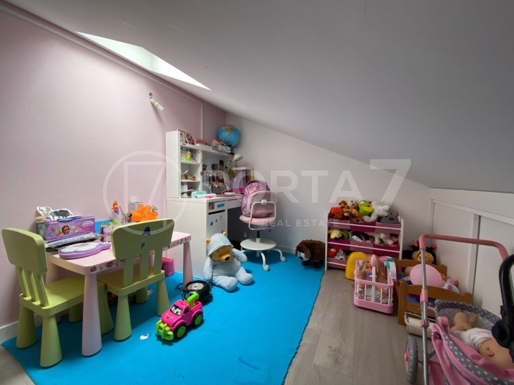 Fica no andar superior e, neste momento, serve como quarto de brinquedos