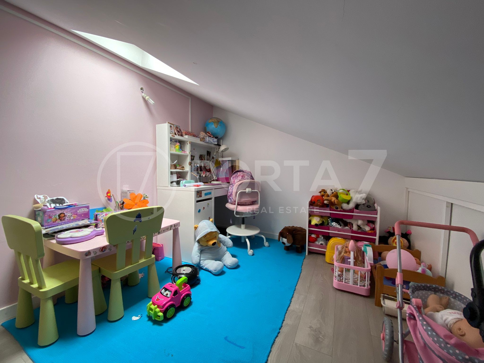 Fica no andar superior e, neste momento, serve como quarto de brinquedos