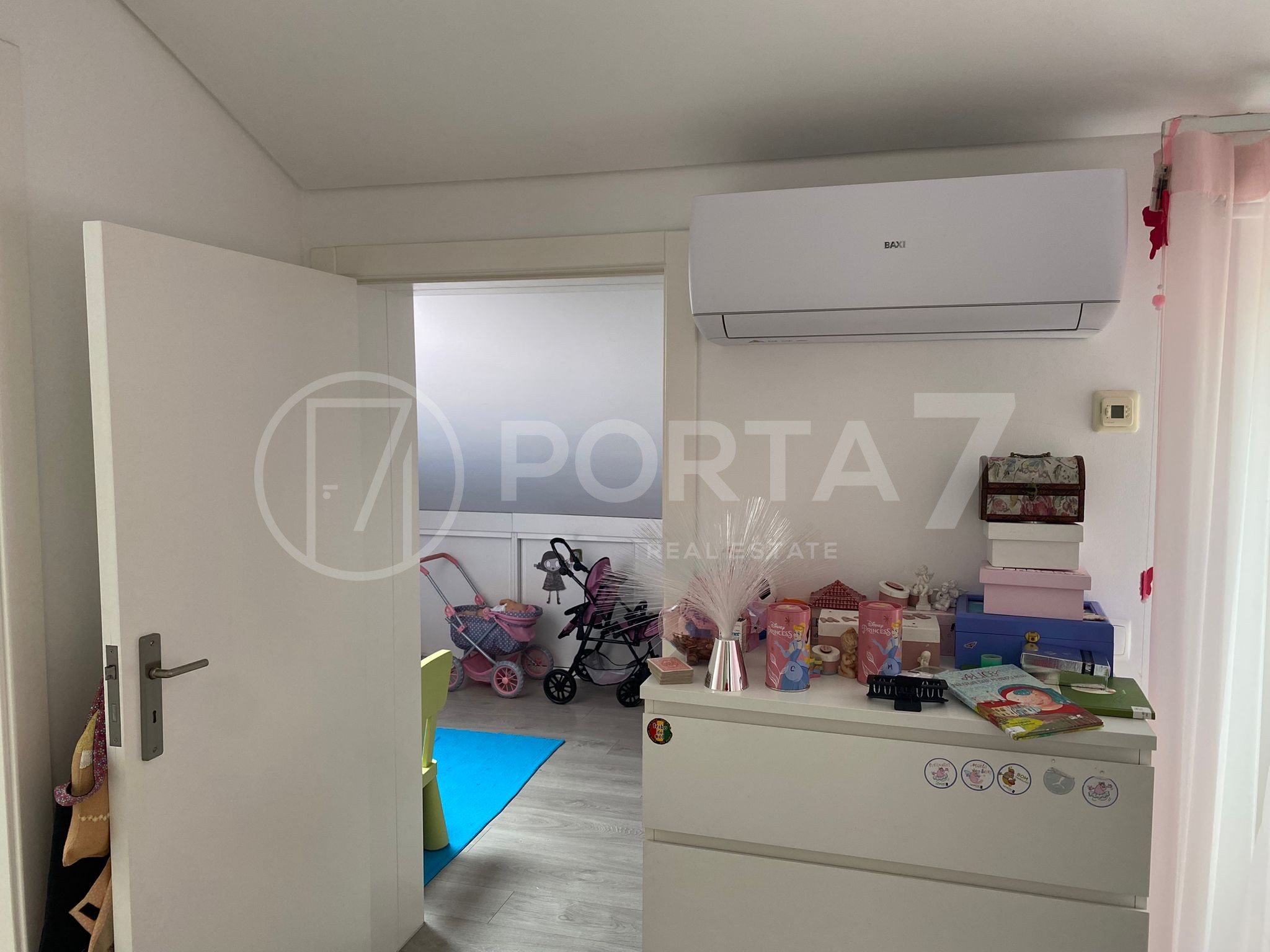 Fica no andar superior e, neste momento, serve como quarto de brinquedos