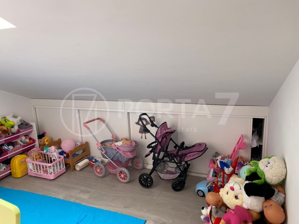 Fica no andar superior e, neste momento, serve como quarto de brinquedos