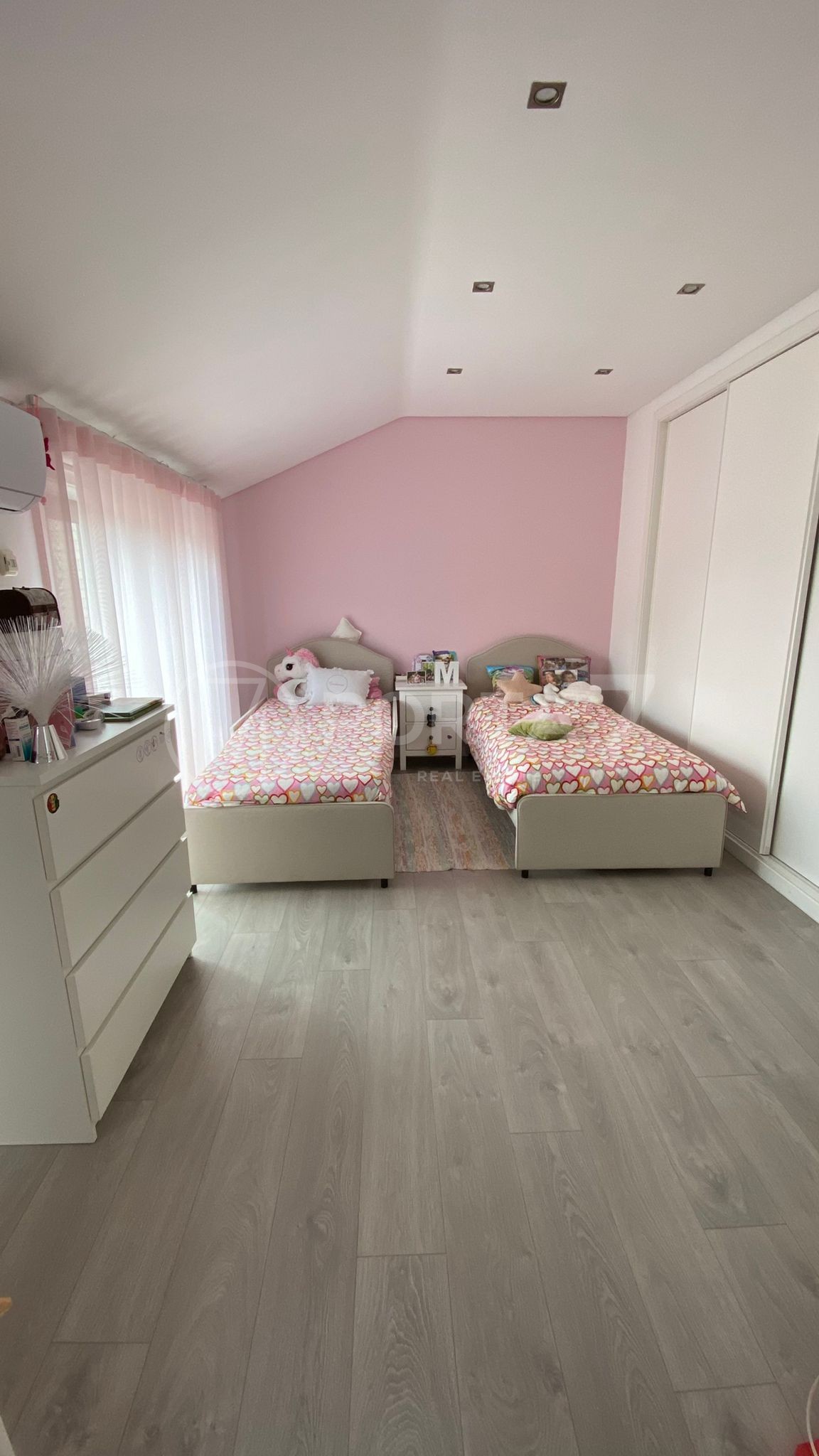 Quarto com duas camas de solteiro, cómoda e armário embutido