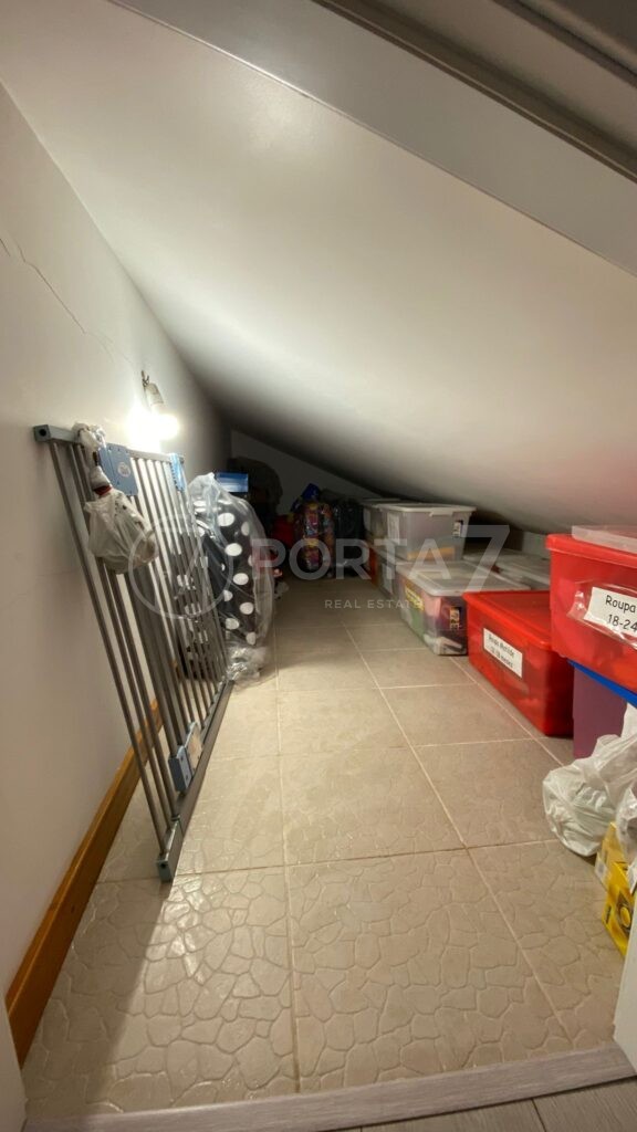 Este espaço fica no andar superior, perfeito para arrumação