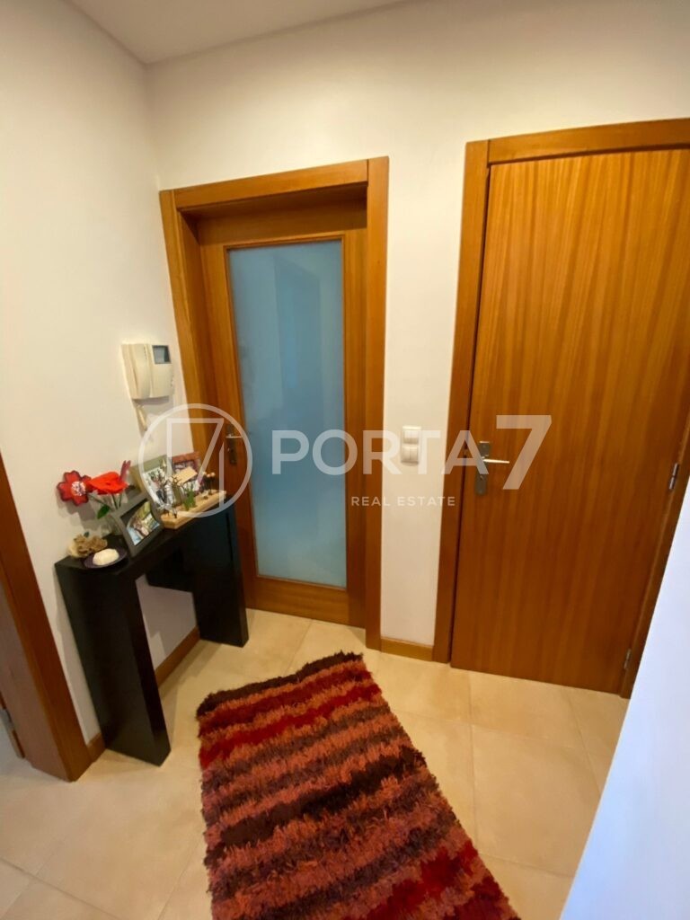 Hal de entrada com espaço para consola