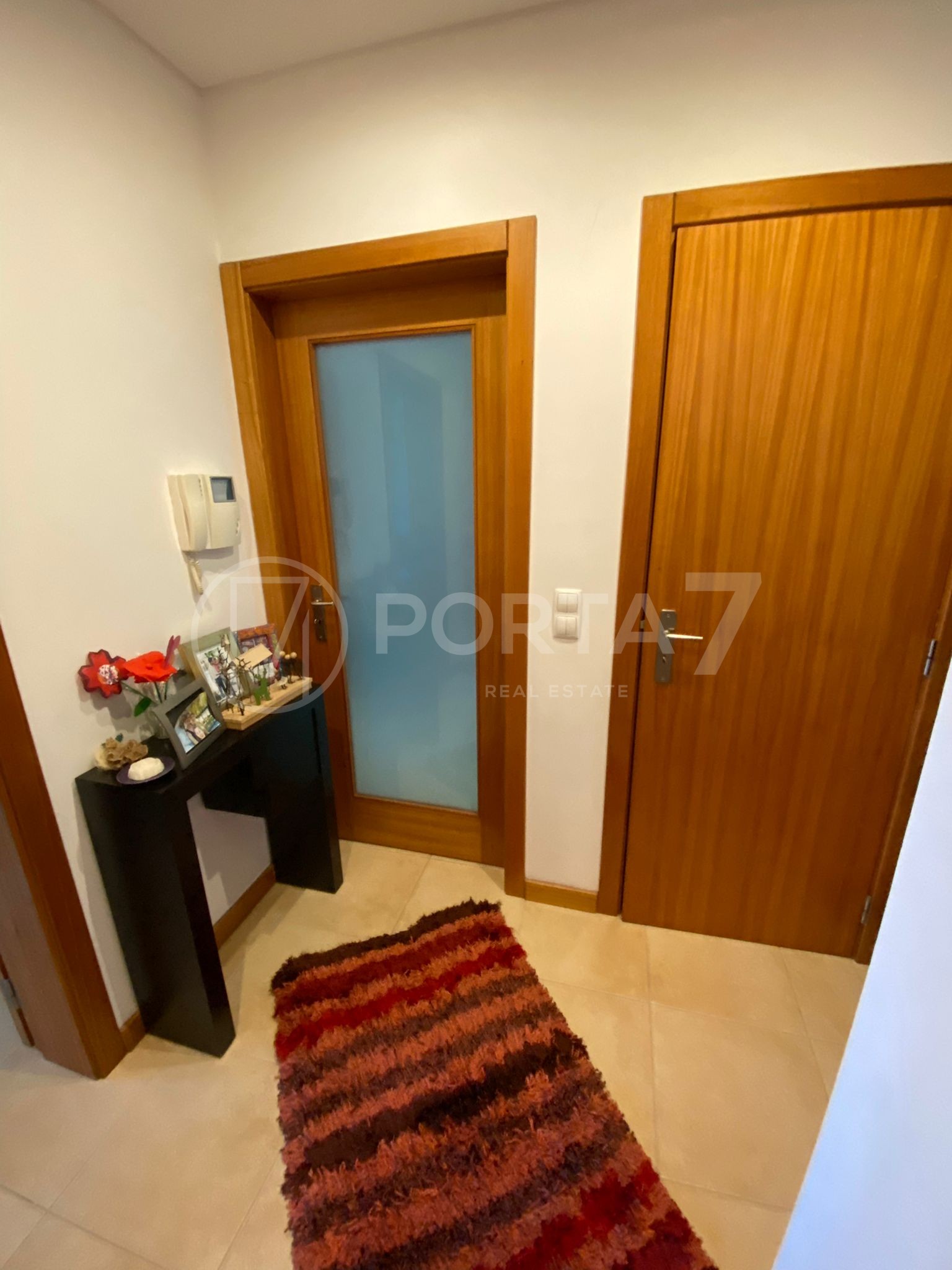 Hal de entrada com espaço para consola