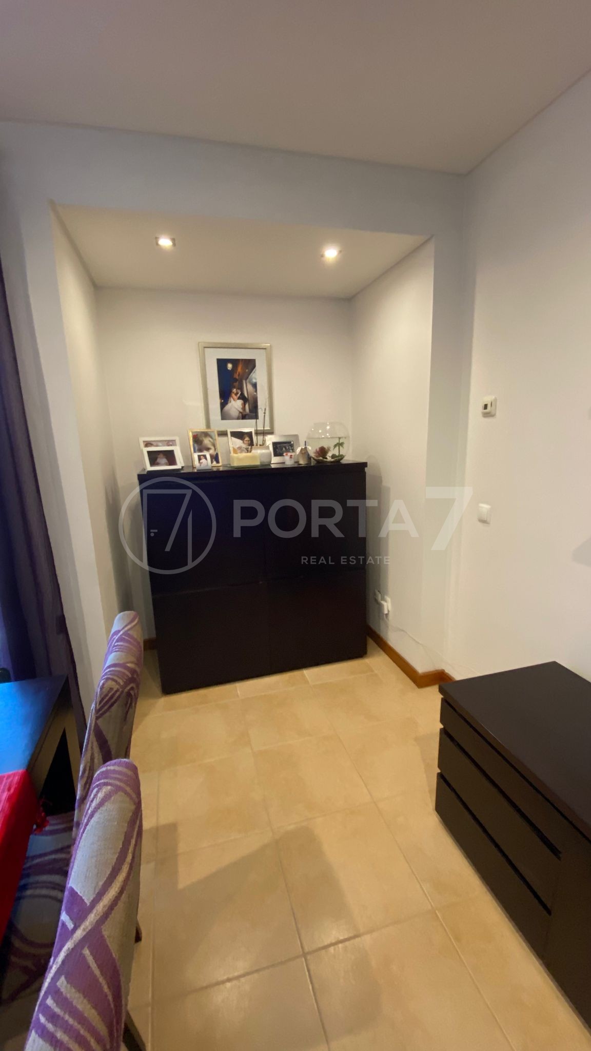 Sala de estar com espaço de arrumação
